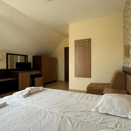 Bratanov Iris Studio ساني بيتش